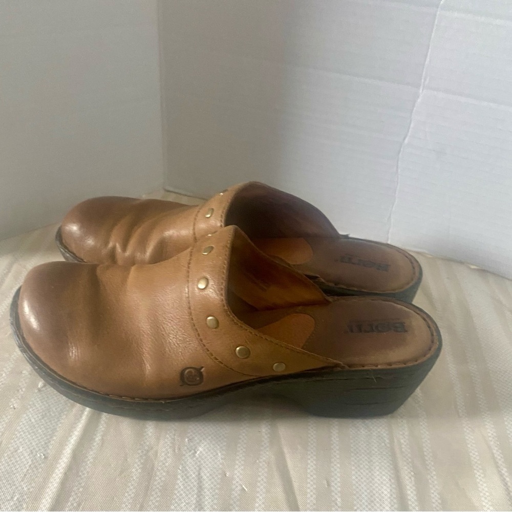 Born women’s Naomi Leather Wedge Clogs in brown with stud details. Size 9